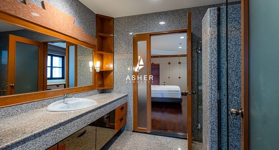 For rent 3 bedrooms condo in Pathum Wan, Bangkok