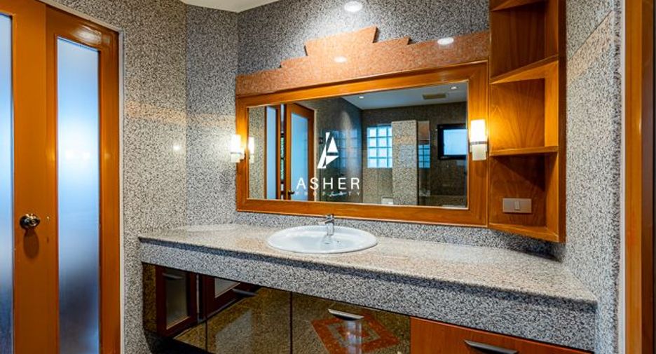 For rent 3 bedrooms condo in Pathum Wan, Bangkok