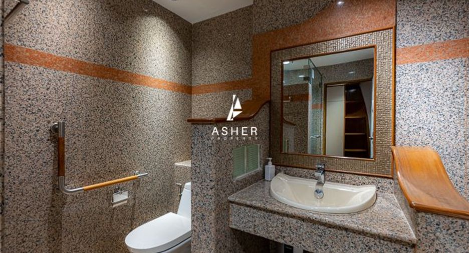 For rent 3 bedrooms condo in Pathum Wan, Bangkok