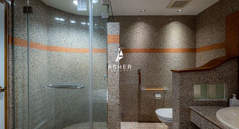 For rent 3 bedrooms condo in Pathum Wan, Bangkok
