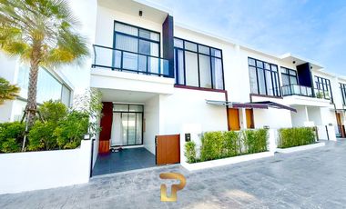 Casa adosada en venta de 3 habitaciones en Bang Lamung, Chonburi