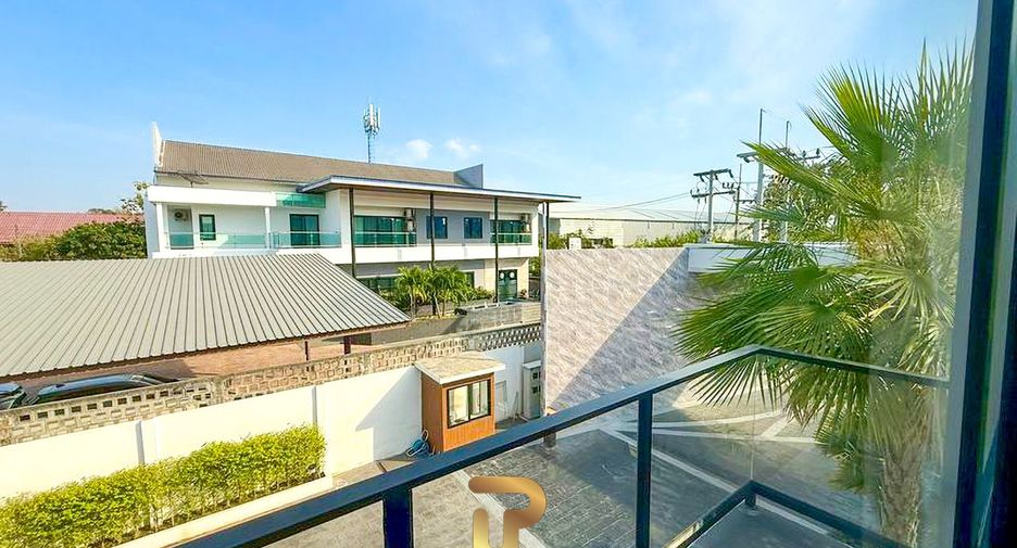 Casa adosada en venta de 3 habitaciones en Bang Lamung, Chonburi