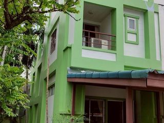 Casa adosada en alquiler de 4 habitaciones en Bang Kapi, Bangkok