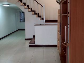 Casa adosada en alquiler de 4 habitaciones en Bang Kapi, Bangkok