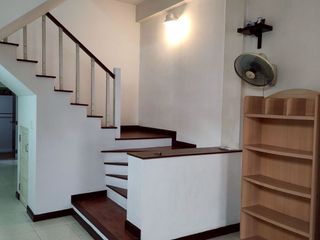 Casa adosada en alquiler de 4 habitaciones en Bang Kapi, Bangkok