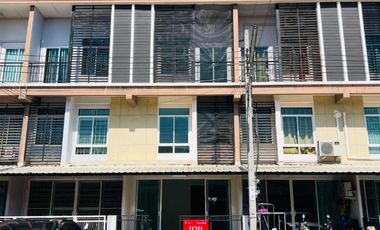 Casa adosada en venta de 4 habitaciones en Thung Khru, Bangkok