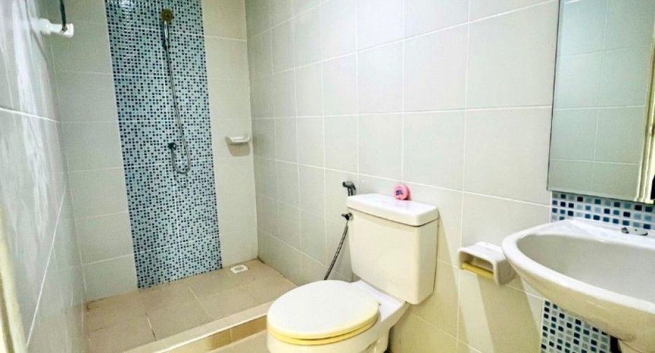 Casa adosada en venta de 4 habitaciones en Thung Khru, Bangkok