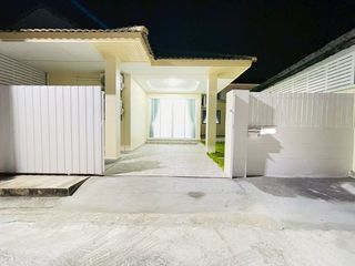 À vendre 4 chambres maison de ville à Bang Lamung, Chonburi
