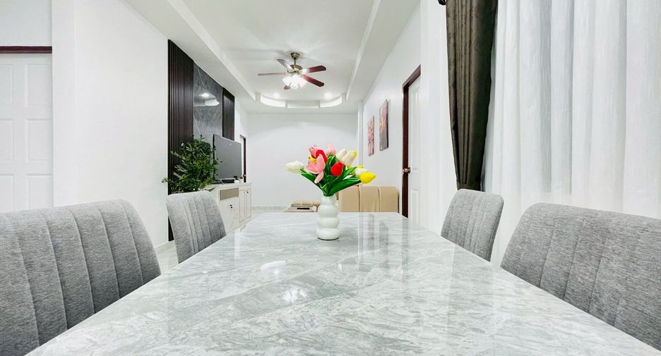 Reihenhaus zum Kauf mit 4 Zimmer in Bang Lamung, Chonburi