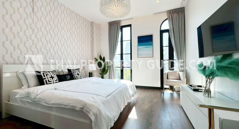 Haus zur Miete mit 4 Zimmer in Watthana, Bangkok