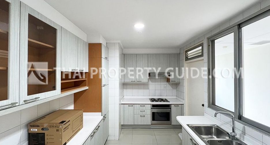 For rent 3 bedrooms apartment in Khlong Toei, Bangkok