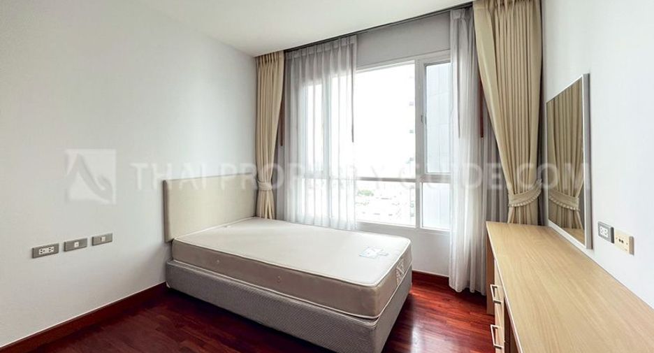 For rent 3 bedrooms apartment in Khlong Toei, Bangkok