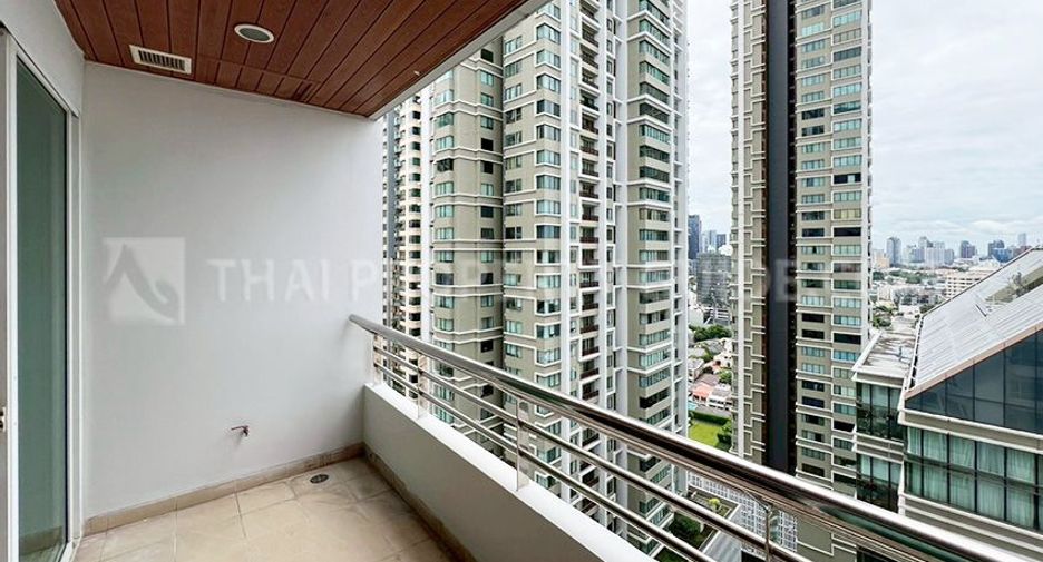 For rent 3 bedrooms apartment in Khlong Toei, Bangkok