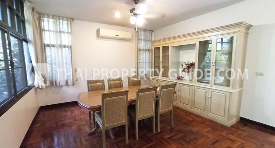 For rent 4 bedrooms house in Watthana, Bangkok