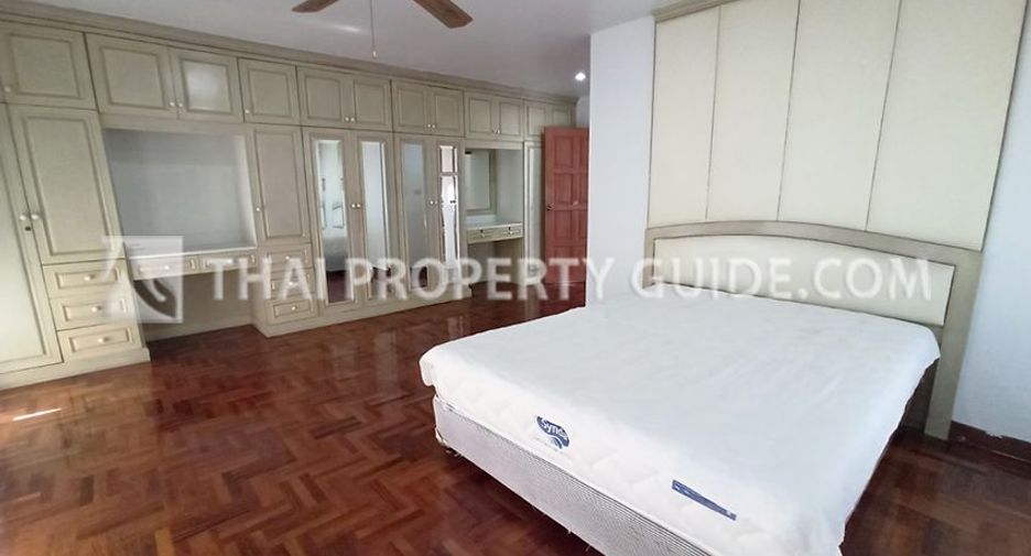 For rent 4 bedrooms house in Watthana, Bangkok