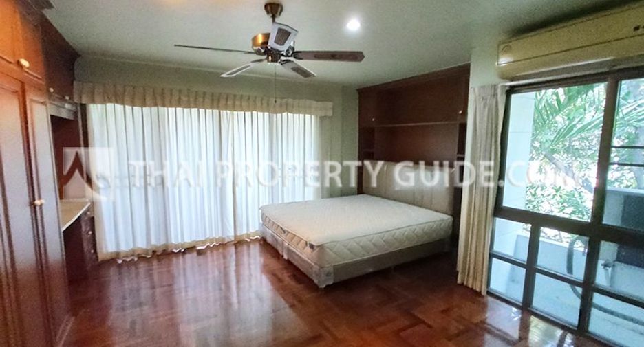 For rent 4 bedrooms house in Watthana, Bangkok