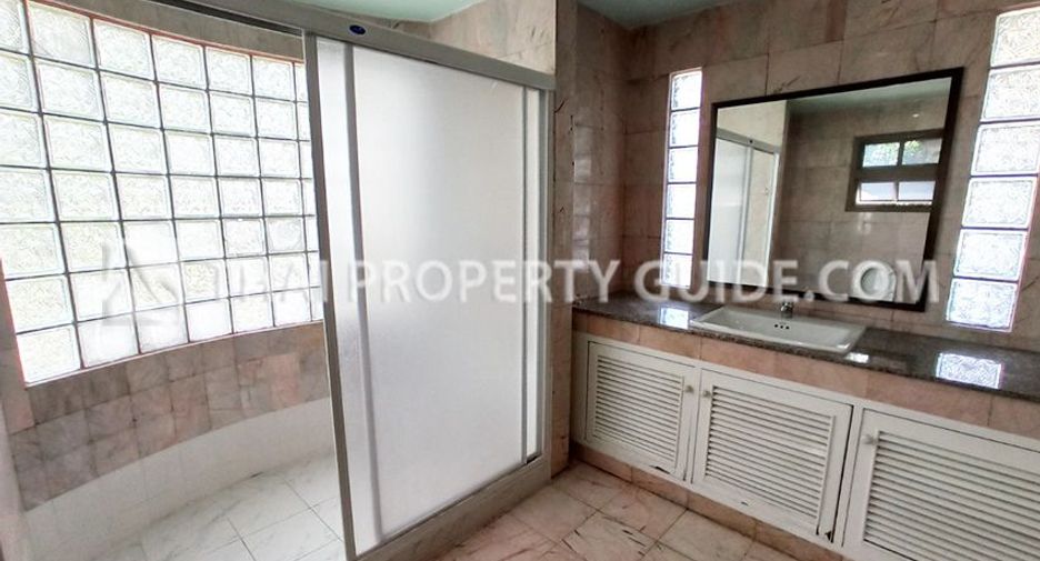 For rent 4 bedrooms house in Watthana, Bangkok