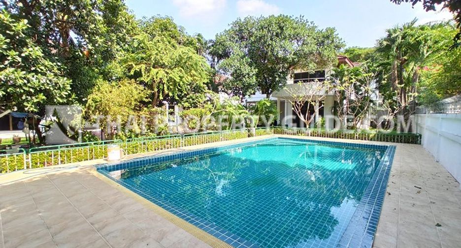 For rent 4 bedrooms house in Watthana, Bangkok