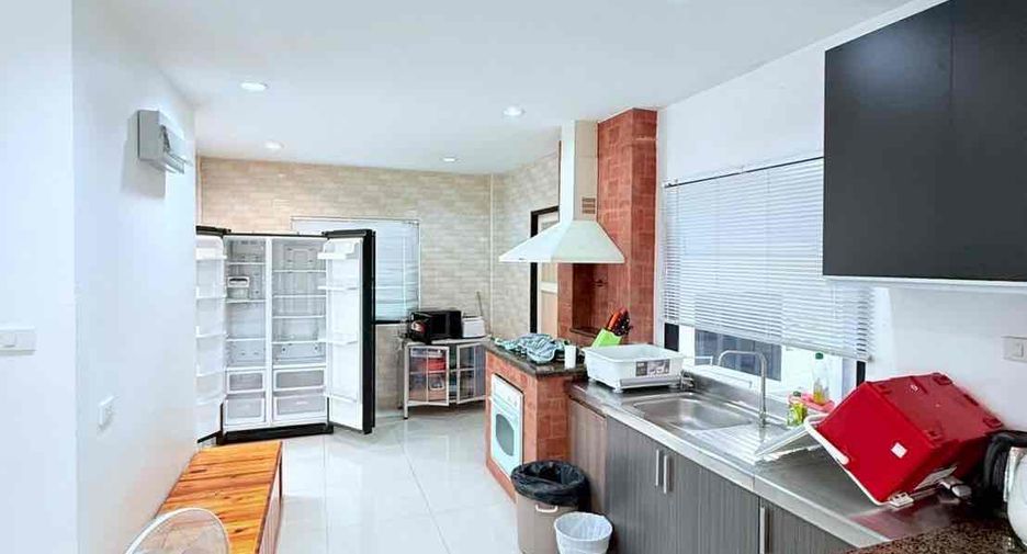 For rent 4 bedrooms villa in Bang Lamung, Chonburi