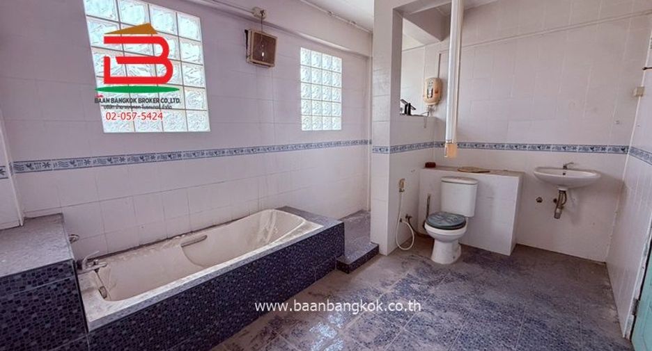 For rent and for sale 4 bedrooms retail Space in Sai Mai, Bangkok