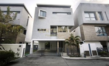 For rent 4 bedrooms house in Huai Khwang, Bangkok