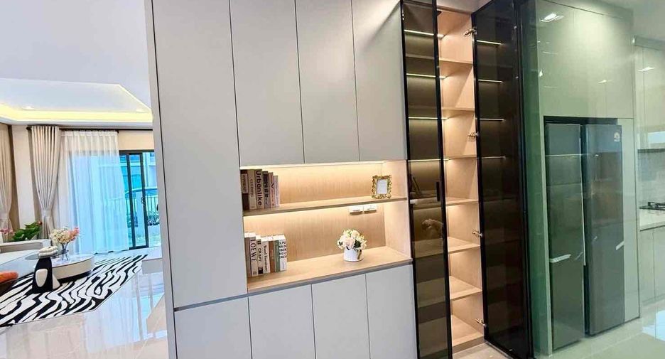 Casa en alquiler de 4 habitaciones en Bang Lamung, Chonburi