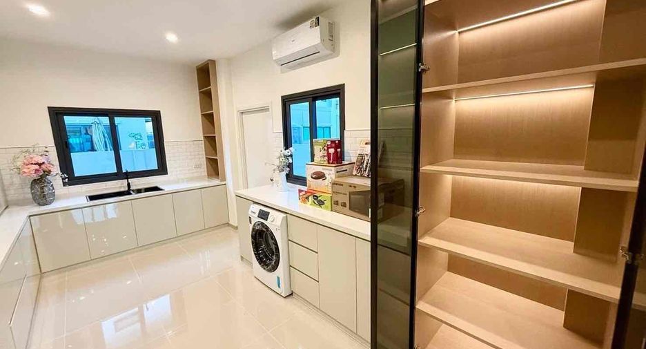 Casa en alquiler de 4 habitaciones en Bang Lamung, Chonburi