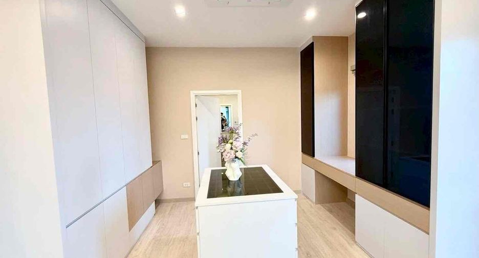 Casa en alquiler de 4 habitaciones en Bang Lamung, Chonburi