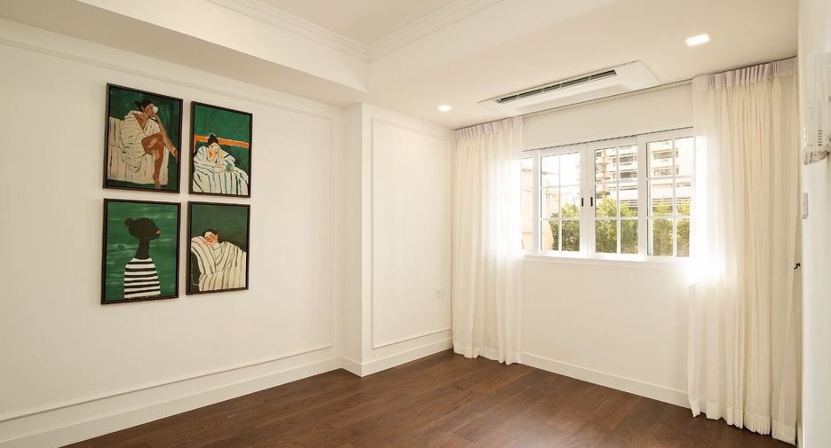 For sale 4 bedrooms condo in Watthana, Bangkok