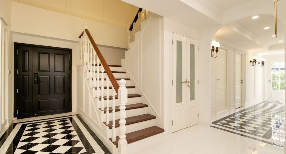 For sale 4 bedrooms condo in Watthana, Bangkok