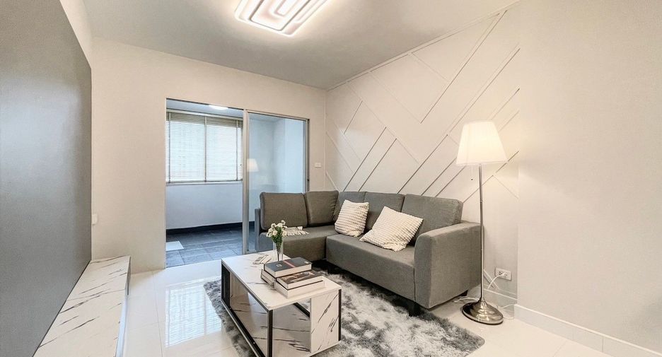For sale 2 bedrooms condo in Huai Khwang, Bangkok