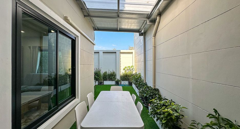 For sale 3 bedrooms townhouse in San Kamphaeng, Chiang Mai