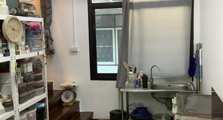 For sale 3 bedrooms retail Space in Khlong San, Bangkok