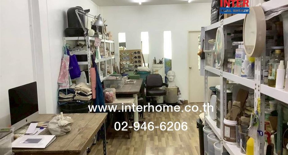 For sale 3 bedrooms retail Space in Khlong San, Bangkok