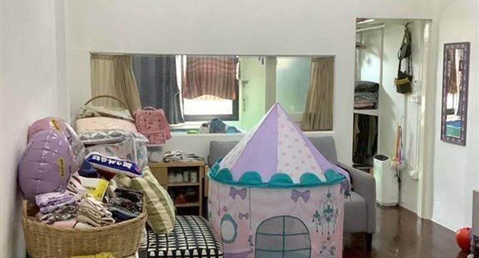 For sale 3 bedrooms retail Space in Khlong San, Bangkok