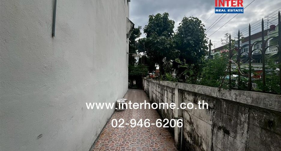 For sale 4 ベッドルーム townhouse in Saphan Sung, Bangkok