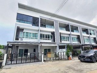 Casa en alquiler de 3 habitaciones en Bang Khen, Bangkok