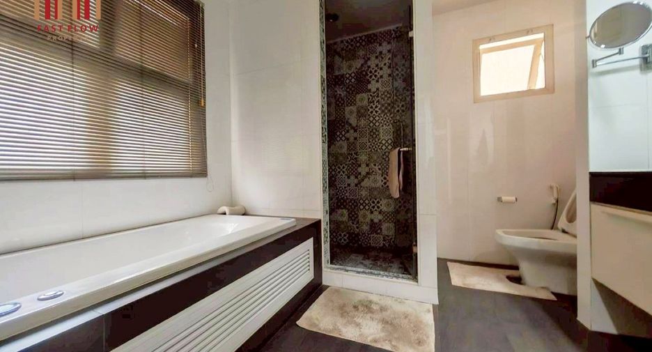 For sale 3 bedrooms house in Chatuchak, Bangkok