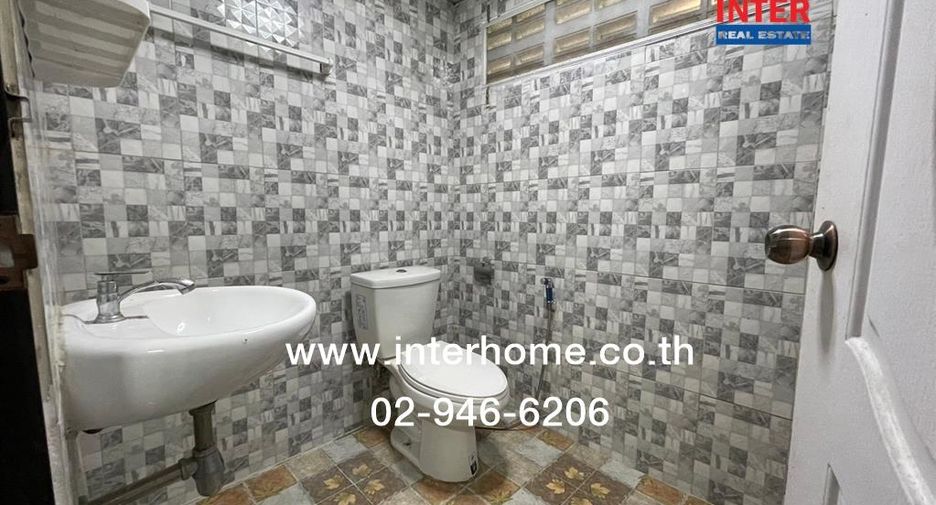 For sale 4 bedrooms retail Space in Thawi Watthana, Bangkok