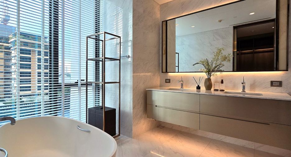For rent 2 bedrooms condo in Pathum Wan, Bangkok