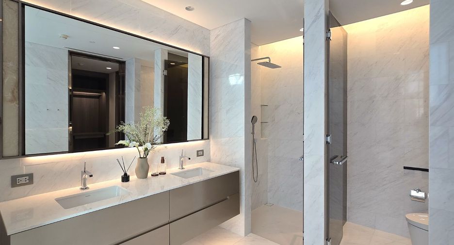 For rent 2 bedrooms condo in Pathum Wan, Bangkok