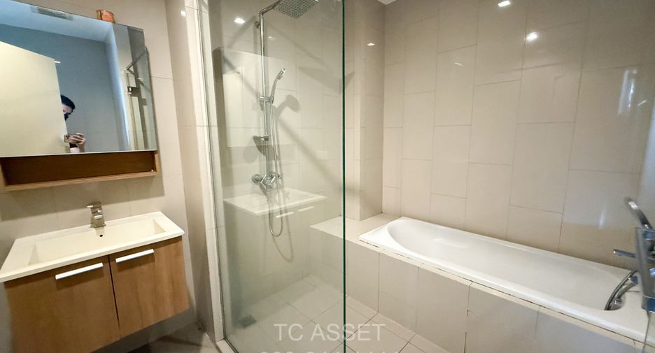 For rent 2 bedrooms condo in Watthana, Bangkok