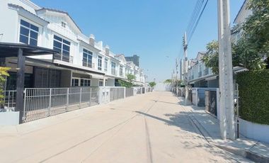 À vendre 2 chambres maison de ville à Bang Phli, Samut Prakan