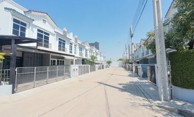 À vendre 2 chambres maison de ville à Bang Phli, Samut Prakan