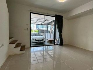 Casa en alquiler de 3 habitaciones en Bang Khen, Bangkok