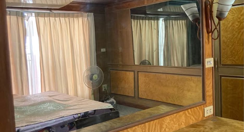 For sale 1 bed condo in Phra Khanong, Bangkok