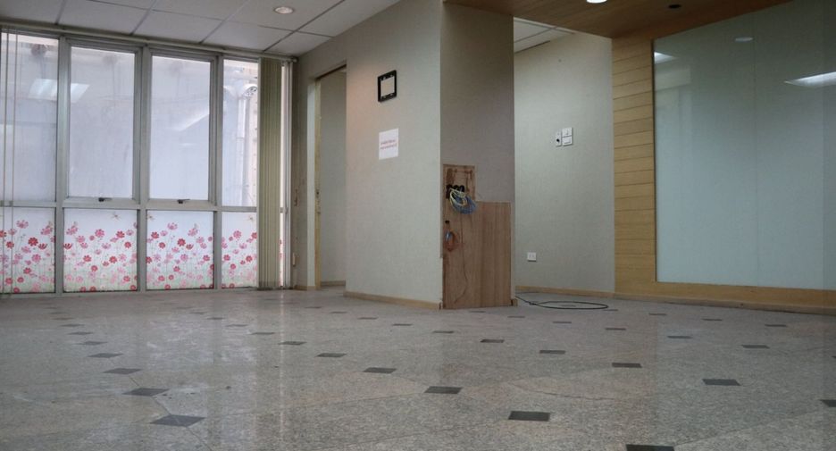 For sale retail Space in Huai Khwang, Bangkok