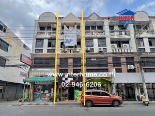 For sale 5 bedrooms retail Space in Huai Khwang, Bangkok