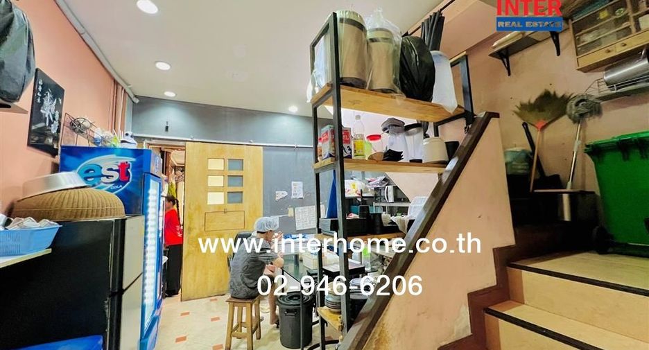 For sale 5 bedrooms retail Space in Huai Khwang, Bangkok