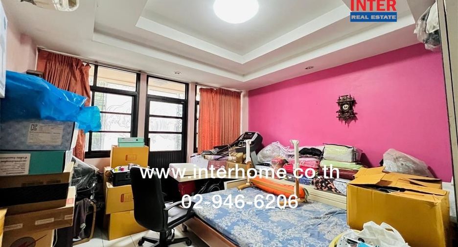 For sale 5 bedrooms retail Space in Huai Khwang, Bangkok